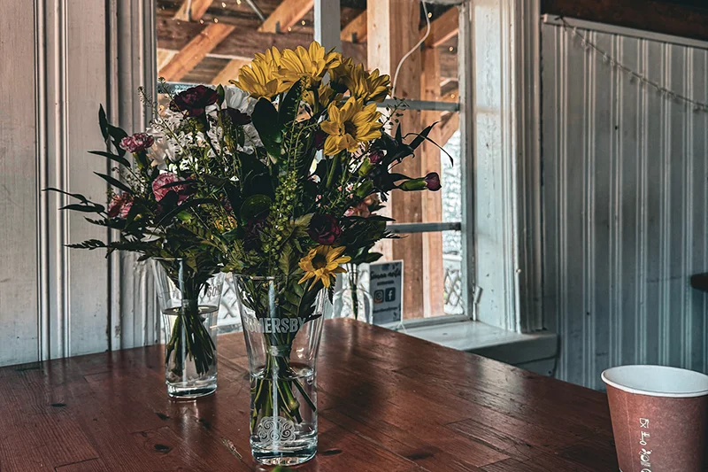 Kahvila Myllytuvan terassi järven rannalla