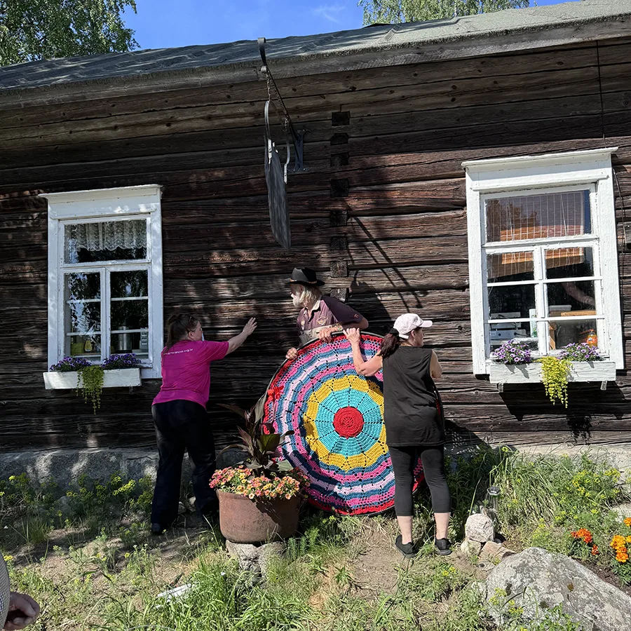 Ihmiset talkootyössä Suovanlahdella